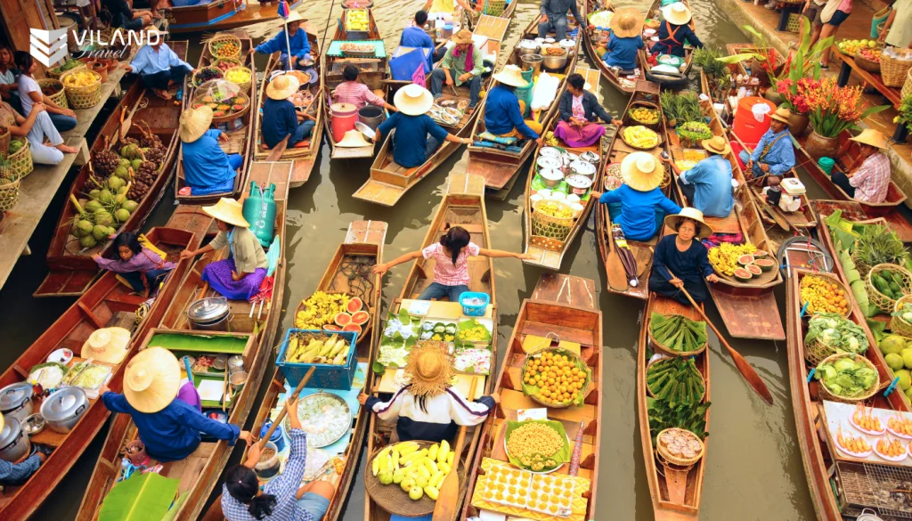 Damnoen Saduak floating market in Bangkok